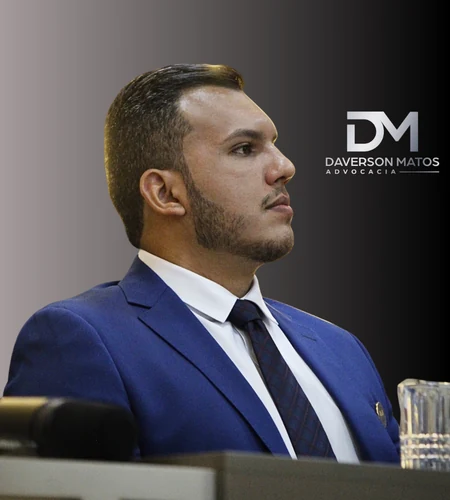Dr. Daverson Matos, advogado, durante atuação profissional.