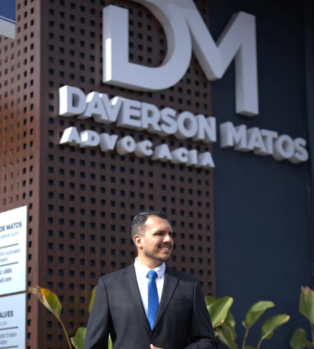 Fachada do escritório Daverson Matos Advocacia, com letreiro em relevo.